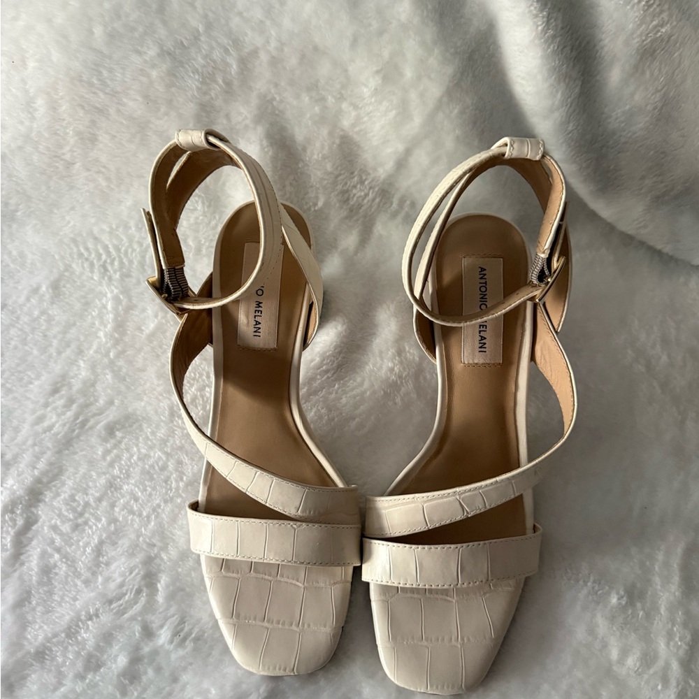 Antonio Melani Block Heel Cream Color Crocodile Embossed Texture Strap Sandals 7
